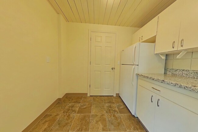 Building Photo - 1 Bedroom Duplex ~ Close to 9th St ~ Small...