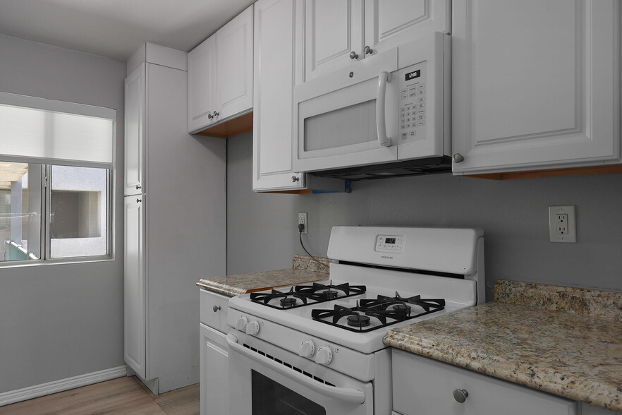 Kitchen - 20134 Leadwell St