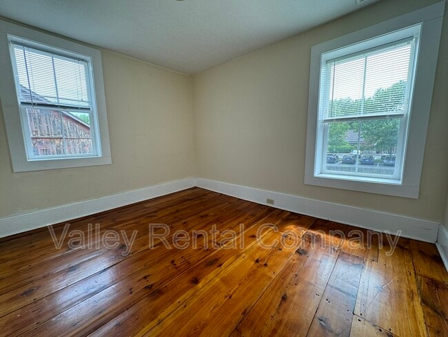 Building Photo - 28 School St