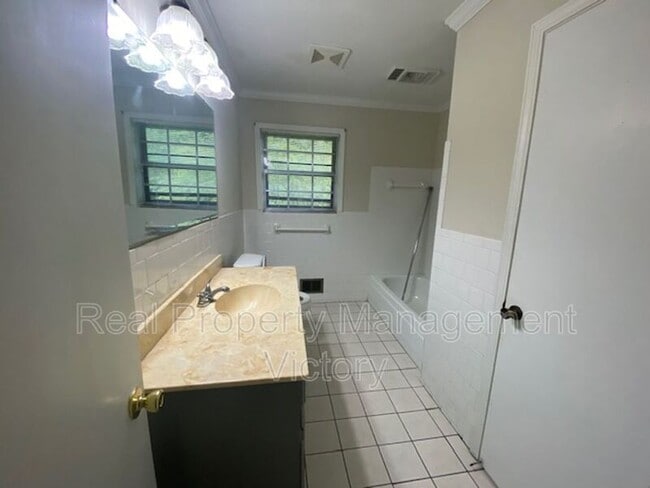 Building Photo - 1653 3rd Pl NW