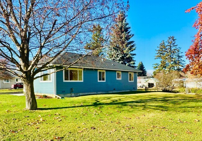 Building Photo - Warm, Spacious, New Remodeled Three Bedroom Home Available Now in Kalispell