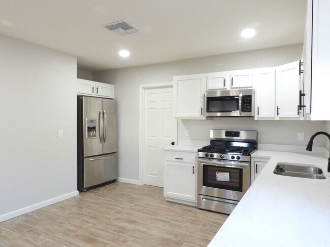 Building Photo - Close to Downtown 3 Bed 2 Bath with Fenced Backyard