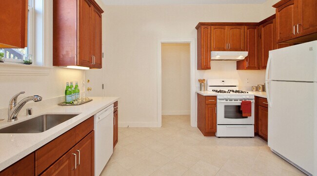 Building Photo - 332 6th Ave