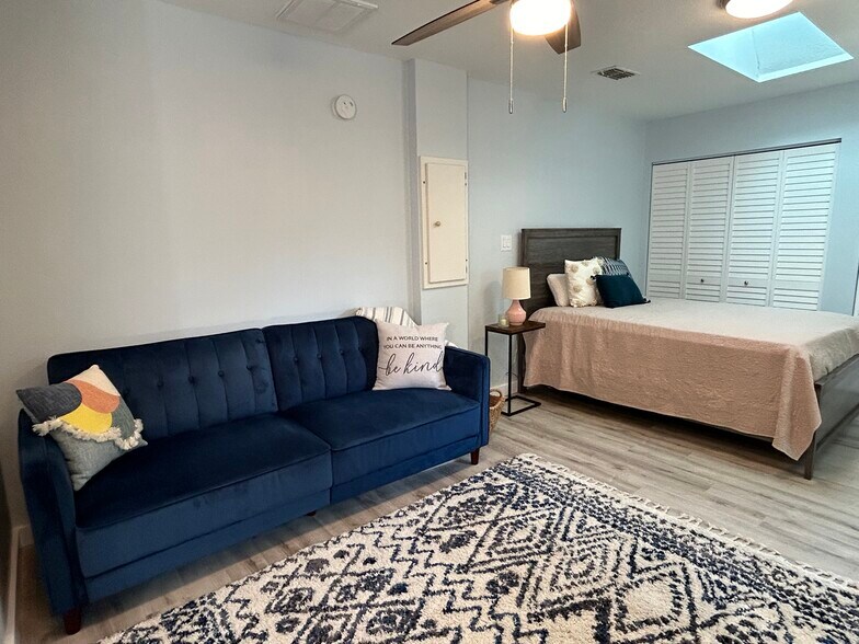 Building Photo - 3219 Roscoe Ave