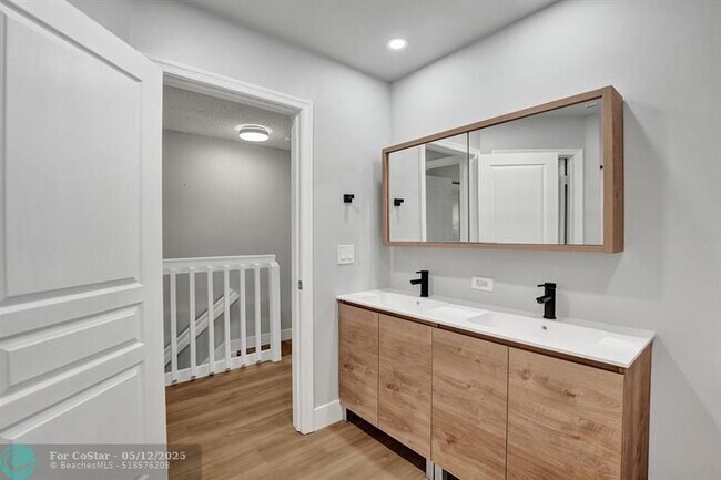 Building Photo - 4903 SW 31st Terrace