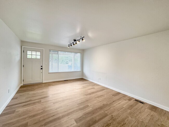 Building Photo - Immaculate Single-Level Home