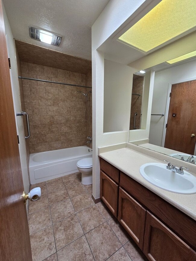 Building Photo - 2 bed, possible 3rd in wonderful neighborhood