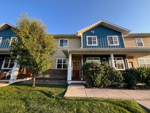 Building Photo - Modern 3 Bed | 2.5 Bath Condo in Prime Loc...