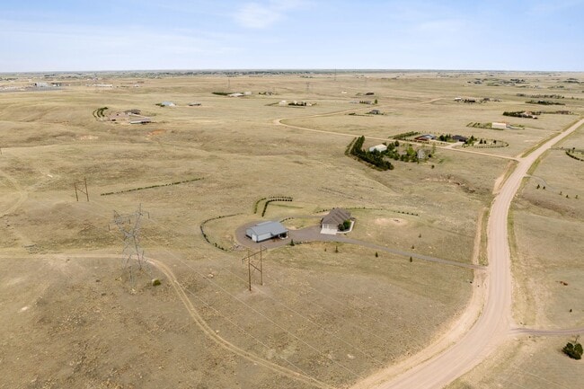 Building Photo - Executive 3-Bed Ranch Main Level - Private...