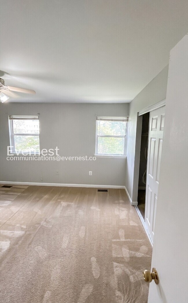 Building Photo - Spacious Town Home with Fenced Yard and Modern Amenities | Pet Friendly | Available Soon!