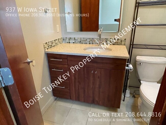 Building Photo - Located near BSU a Beautiful 2 Bed Townhouse!