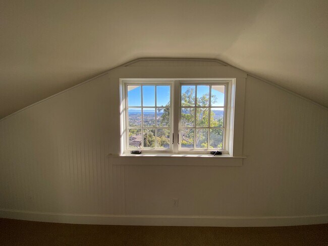 Building Photo - Enchanting 1-Bedroom, 1-Bath Oasis with Stunning Views