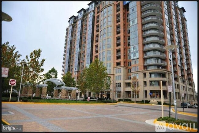 Building Photo - 8220 Crestwood Heights Dr