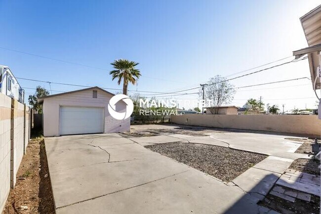 Building Photo - 3 Bedroom Pet-Friendly Home in Phoenix, AZ with Main Street Renewal