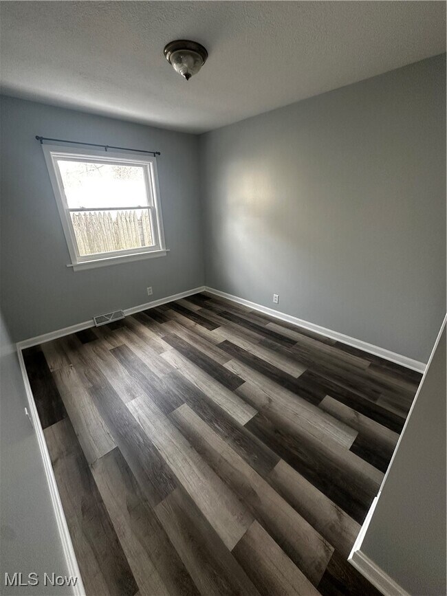 Building Photo - 673 Tallkron Dr