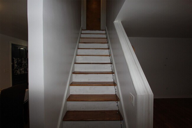 Building Photo - 701 Delano Ave