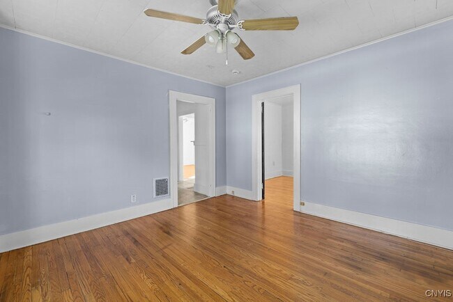 Building Photo - 403 Valley Dr