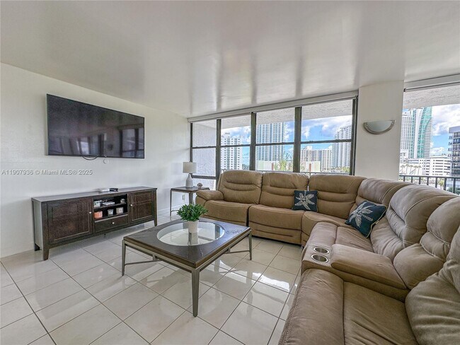 Building Photo - 800 Parkview Dr