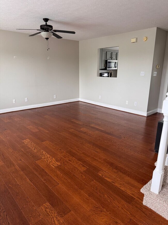 Building Photo - 3 Bedroom || 2 Full Bathroom & 2 Half Bathroom Townhome