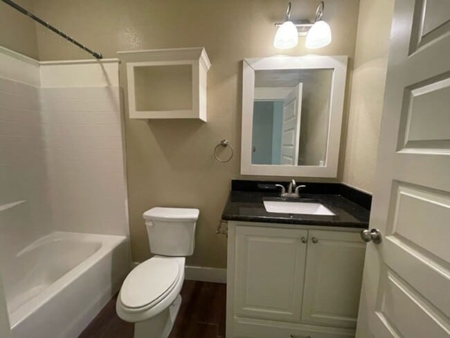 Building Photo - Charming 3-bedroom, 3-bathroom