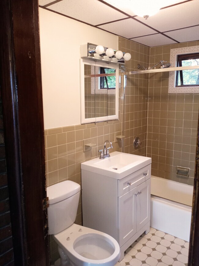 Building Photo - 105 Illsley St