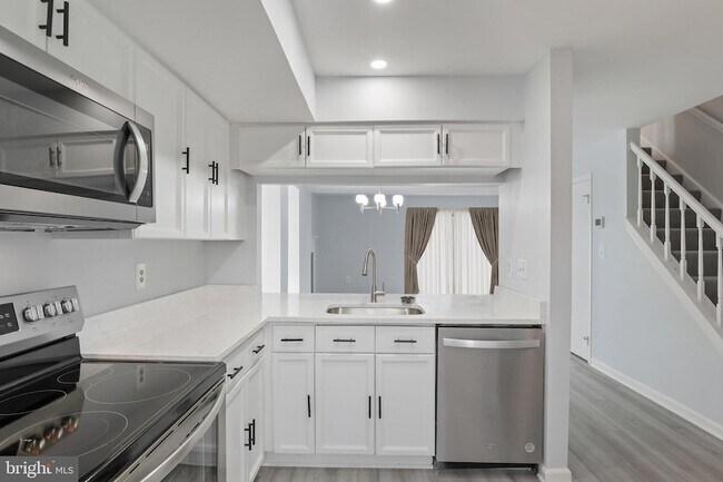 Building Photo - 2403 S Walter Reed Dr