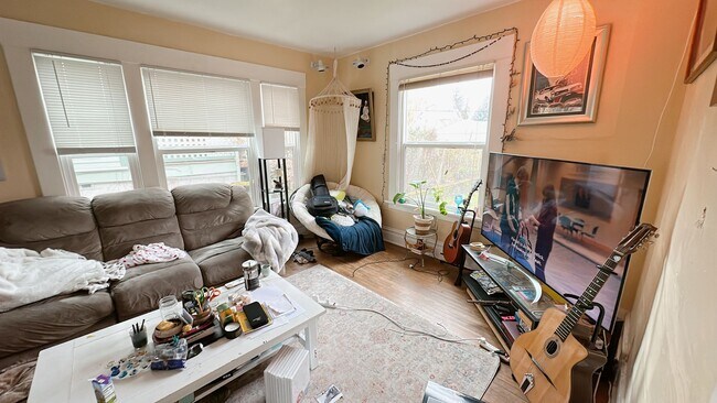 Building Photo - PRELEASE:  4+bdrm/1bath near WWU + Sehome Hill