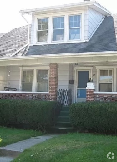 Building Photo - 3 bedroom with basement off Main St.