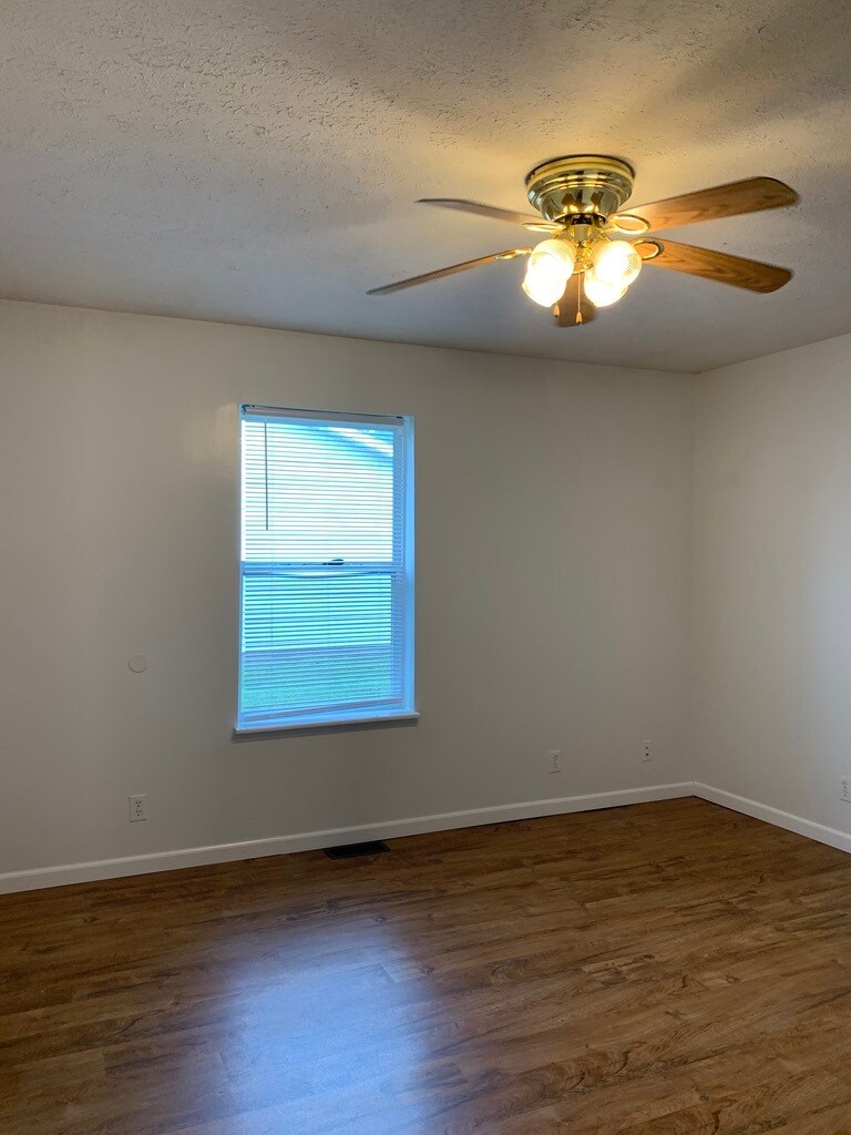 Building Photo - 225 Railroad St