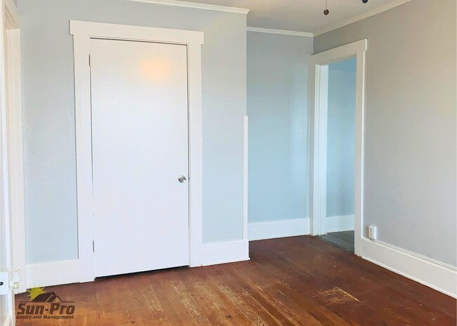 Building Photo - 808 S Grandview Ave