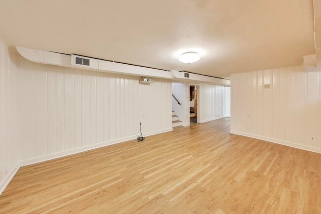 Building Photo - 6053 N Keeler Ave