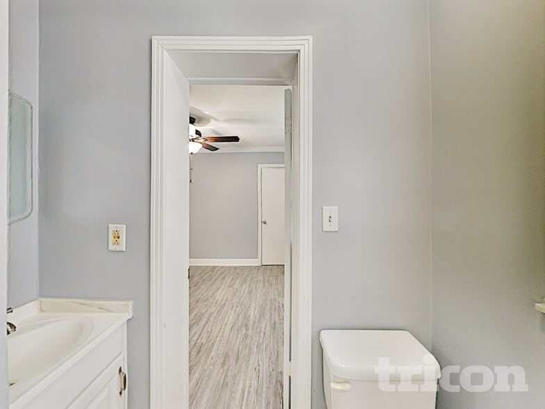 Building Photo - 225 W King St