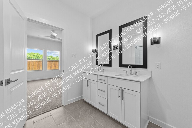 Building Photo - 2229 Maple Ridge Dr