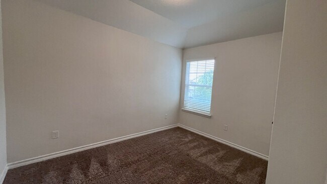 Building Photo - Gorgeous 3-Bed Townhome with Private Yard ...