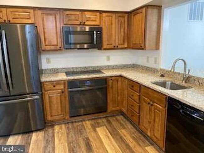 Building Photo - 15653 Montview Dr