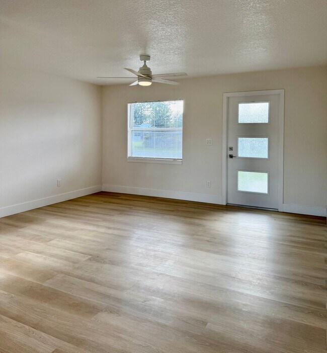 Building Photo - Adorable Makeover Melbourne Florida-Close to Wickham Rd.