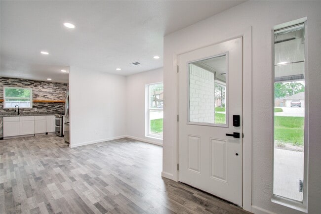 Building Photo - 550 Roanoke Dr