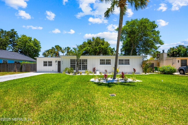 Building Photo - 1717 Sunset Dr