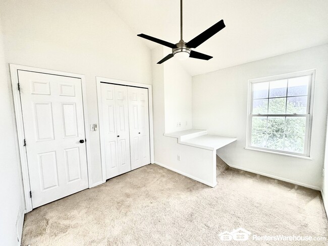 Building Photo - 1250 SE Village View Ln