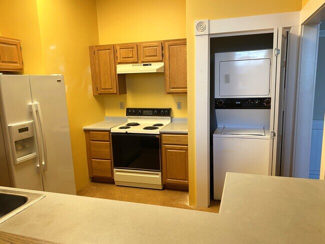 Kitchen with washer & dryer - 27 Hillside Pl