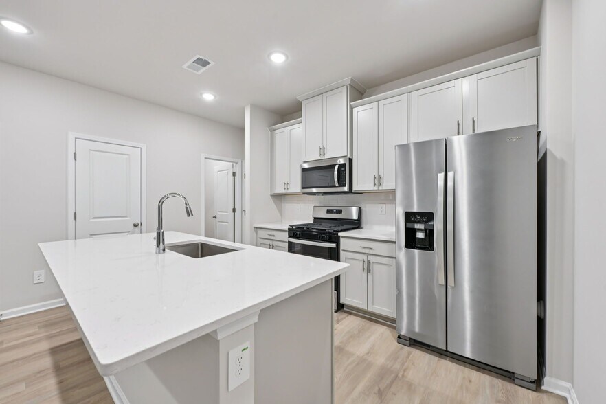 Building Photo - 723 Chandler Stone Dr