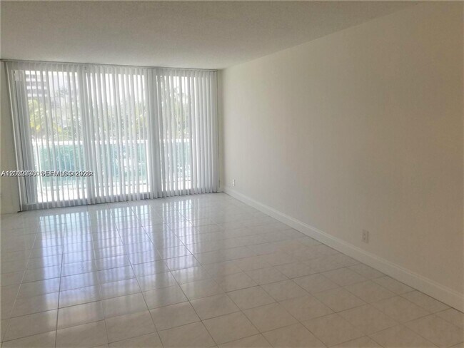 Building Photo - 100 Bayview Dr