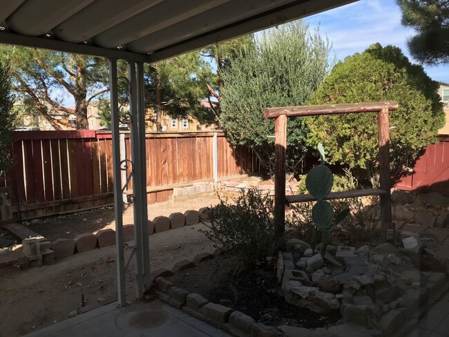 Building Photo - 3 BEDROOM, 2 BATH VICTORVILLE HOME. COMMUT...