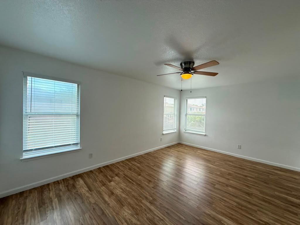 Building Photo - 418 Golden Walk