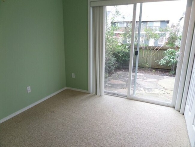 Primary Photo - Stunning and Large 3-Bedroom Townhome with Garage FOR RENT in Green Lake!!