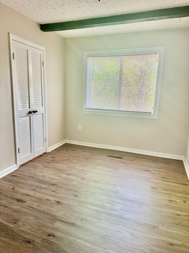 Building Photo - Spacious 3 Level Stafford Townhouse