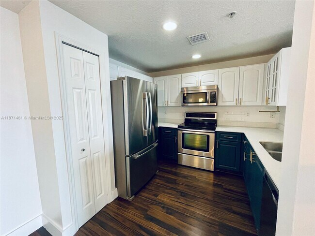 Building Photo - 6560 NW 114th Ave