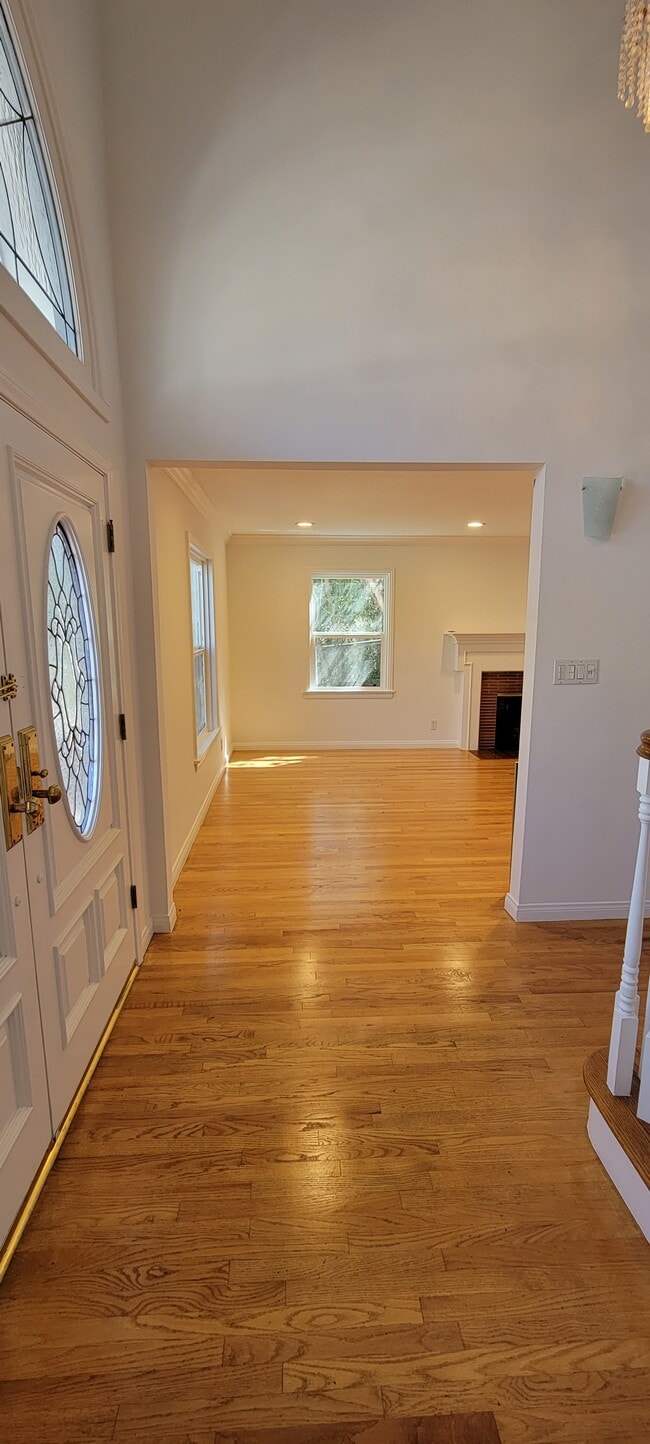 Building Photo - 661 Warner Ave