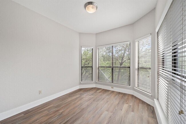 Building Photo - 4711 Spicewood Springs Rd