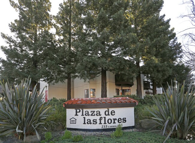Building Photo - Plaza De Las Flores